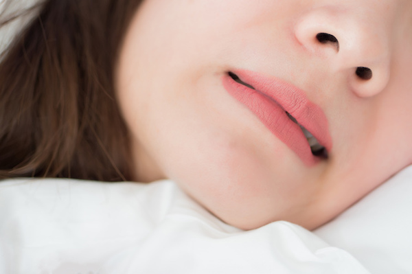 京橋 銀座みらい歯科 ブログ＿睡眠中に歯を食いしばる女性のイメージ