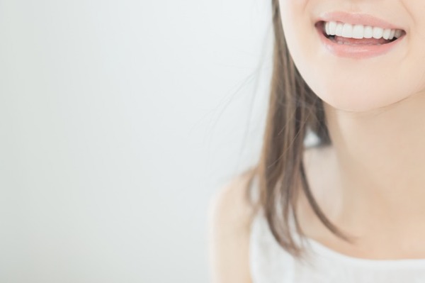京橋 銀座みらい歯科 のホワイトニングキャンペーン＿女性が白い歯を見せて笑う画像