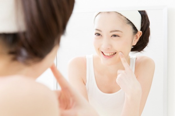 京橋 銀座みらい歯科 のセラミックキャンペーン＿女性がセラミック治療をした白い歯を見せて笑う画像