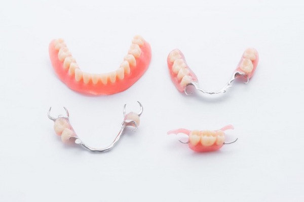 京橋 銀座みらい歯科 の様々な種類の義歯（入れ歯、部分入れ歯、デンチャーなど）
