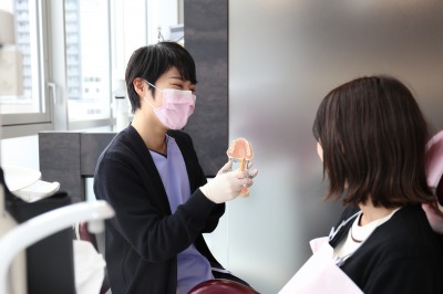 京橋 銀座みらい歯科の歯周病治療で患者様ごとに実施する歯科衛生士による歯磨き指導