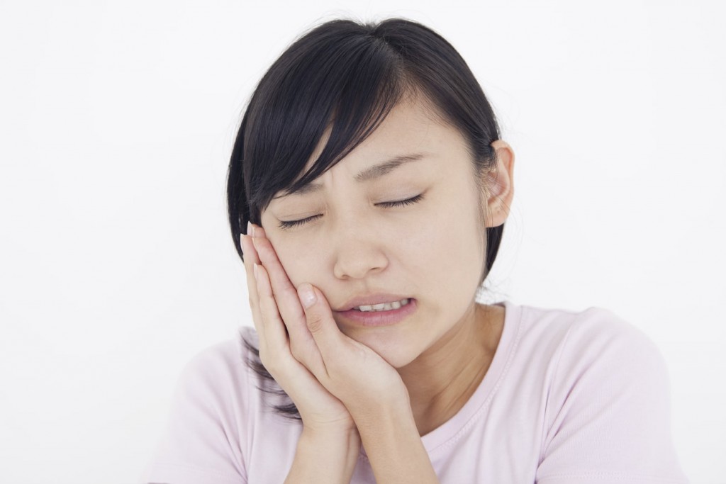 歯の噛み合わせを良好に維持するには｜京橋 銀座みらい歯科 歯科医師ブログ｜噛み合わせでトラブルがあった女性のイメージ