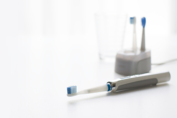 普通の歯ブラシと電動歯ブラシどっちがいいの？電動歯ブラシの種類と正しい使い方について徹底解説