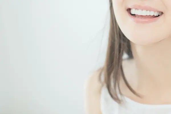 歯のホワイトニングについて｜京橋 銀座みらい歯科｜ホワイトニングをした女性の画像2
