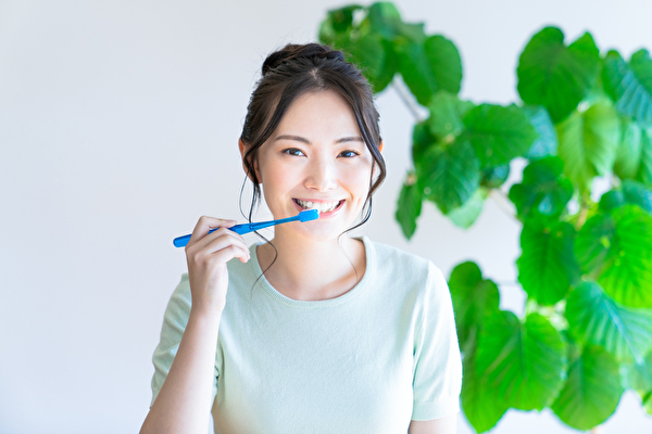 京橋 銀座みらい歯科｜デンタルフロスの必要性と「フロアフロス」のご紹介｜女性が歯みがきをしている画像
