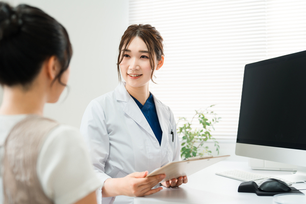 相談にのる女性│がん治療中・治療を始める方へ。お口の副作用を和らげるために、歯科医院ができること|京橋駅直結の歯医者 京橋 銀座みらい歯科